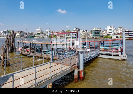 Schwimmender Stahlponton, Pier oder Dock ohne Menschen und kleiner Pontonübertritt Flussboot-Anker neben Pier, am Chao Phraya River, in Bangkok. Stockfoto