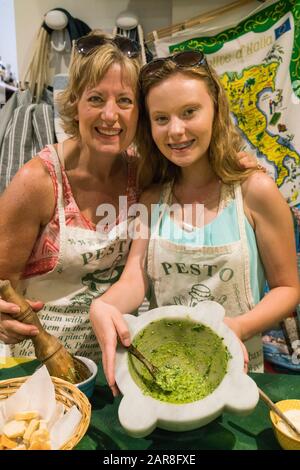 Mutter und Tochter freuten sich über ihre Bemühungen, selbstgemachte Pesto in einer Kochklasse zu machen, in der sie erfunden wurde, Ligurische Riviera, Levanto, Europa Stockfoto