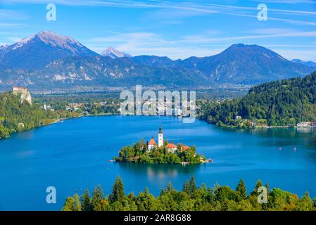 Luftaufnahme von der Insel Bled und dem Bleder See vom Hügel Osojnica, einem beliebten Touristenziel in Slowenien Stockfoto