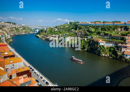 Porto, PORTUGAL - MAI 2018: Der Fluss Douro neben der Brücke Dom Luis I an einem schönen sonnigen Tag Stockfoto