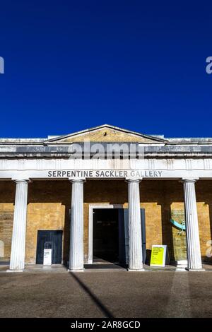 Außenansicht der Serpentine Sackler Gallery im Hyde Park, London, Großbritannien