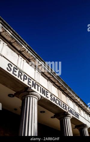 Außenansicht der Serpentine Sackler Gallery im Hyde Park, London, Großbritannien Stockfoto