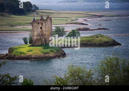 Der kleine Burgturm aus dem 15. Jahrhundert befindet sich auf einer winzigen Insel im Meer an einem Tidalausgang am Loch Laich vor der Westküste Schottlands, Castle Stockfoto