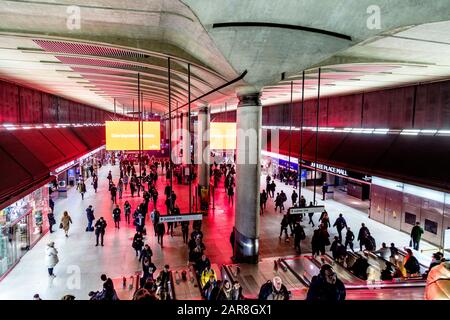 Im Inneren der U-Bahn-Station Canary Wharf, London, Großbritannien Stockfoto