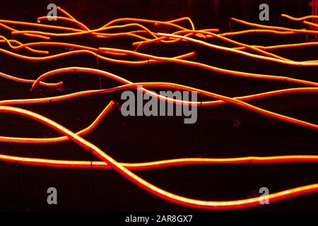 Nahaufnahme der Installation von Angus Muir Design 'Squiggle' Canary Wharf Winter Lights Festival 2020, London, Großbritannien Stockfoto