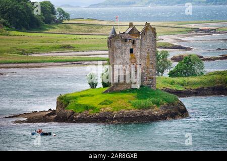 Außenansicht von Castle Stalker, einem befestigten Tower House, das auf einer winzigen Insel vor der Westküste Schottlands, Großbritanniens und Europas sitzt Stockfoto