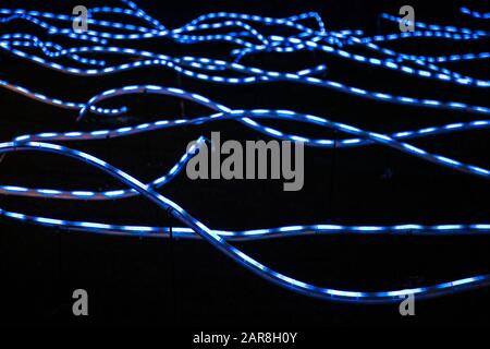 Nahaufnahme der Installation von Angus Muir Design 'Squiggle' Canary Wharf Winter Lights Festival 2020, London, Großbritannien Stockfoto