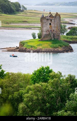 Außenansicht von Castle Stalker, einem befestigten Tower House, das auf einer winzigen Insel vor der Westküste Schottlands, Großbritanniens und Europas sitzt Stockfoto