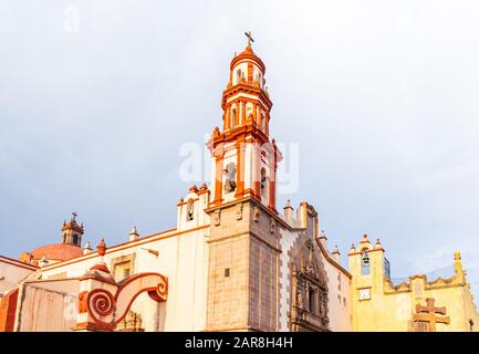 Parroquia de Santiago in der mexikanischen Stadt Santiago de Queretaro, Bundesstaat Queretaro Stockfoto