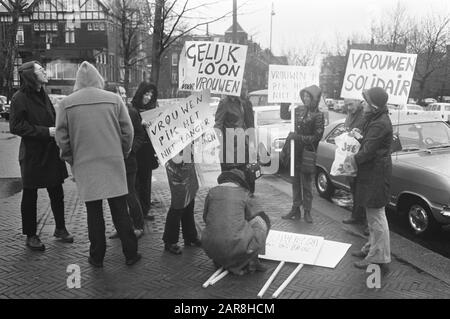 Markante Frauen aus Winschoten demonstrieren in Amsterdam für gleiche Bezahlung Männer und Frauen Datum: 2. april 1973 Ort: Amsterdam, Noord-Holland Schlüsselwörter: Demonstrationen Stockfoto