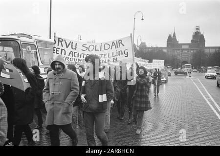 Markante Frauen aus Winschoten demonstrieren in Amsterdam für gleiche Bezahlung Männer und Frauen, links im Vordergrund Andre van der Louw Datum: 2. april 1973 Ort: Amsterdam, Noord-Holland Schlüsselwörter: Demonstrationen persönlicher Name: Louw, André van der Stockfoto