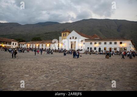 Am frühen Abend in der Villa de Leyva blickt der Plaza Mayor auf die Muttergottes der Rosenkirchenkirche aus dem frühen 17. Jahrhundert. Stockfoto