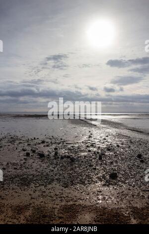 Pfad, der in das Meer bei Westcliff, in der Nähe von Southend-on-Sea, Essex, England, geht Stockfoto