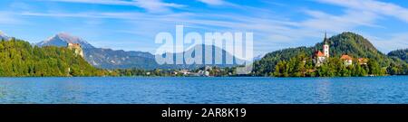 Panoramablick auf den Bleder See, ein beliebtes Touristenziel in Slowenien Stockfoto