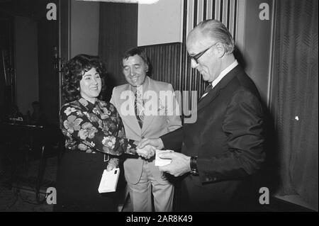 Stichting Conamus vergibt goldene Harfen, Sängerin ohne Namen [Mary Servaes] mit Johnny Hoes und P. Beishuizen (rechts) Datum: 13. November 1972 Schlagwörter: Auszeichnungen Personenname: Beishuizen, P., Hoes, Johnny, Sänger ohne Namen Stockfoto