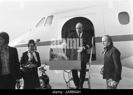 Ankunft von Elizabeth Taylor und Richard Burton auf ihrem Privatflugzeug Steward holt Elizabeth Taylor's Hund aus dem Flugzeug Datum: 16. März 1971 Ort: Noord-Holland, Schiphol Schlüsselwörter: Ankünfte, Schauspieler, Filmstars, Hunde, Flugzeuge, Flughäfen Stockfoto