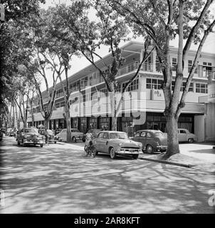Niederländische Antillen und Suriname zur Zeit des königlichen Besuchs von Königin Juliana und Prinz Bernhard in der Straße von 1955 mit Laden in Paramaribo. Auf dem Zwischengeschoss die Aufschrift Hola. In der obersten Etage Wohnungen Datum: 1. Oktober 1955 Ort: Paramaribo, Suriname Schlüsselwörter: Autos, Gebäude, Straßenbilder, Geschäfte persönlicher Name: Weihnachten Stockfoto