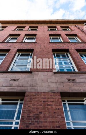Faszade der historischen Universität manchester, die blauen Himmel baut Stockfoto