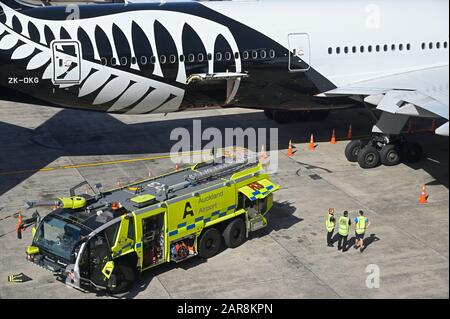 Notfallübung der Flughafenfeuerwehr auf einer ANZ Boeing 777-200 er, Auckland Airport NZ Stockfoto