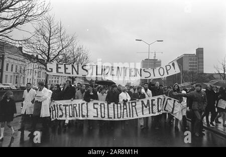 Studenten demonstrieren gegen Numerus Fixus mit Bannern auf dem Weg zum Binnenhof in den Haag Datum: 6. November 1968 Ort: Binnenhof, den Haag, Zuid-Holland Schlüsselwörter: Demonstrationen, Banner, STUDENTEN Stockfoto