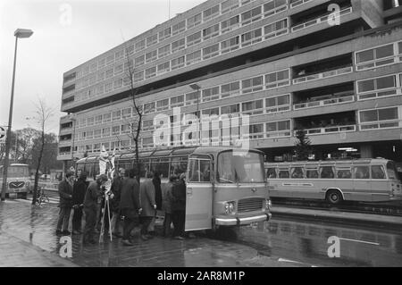 Studenten demonstrieren gegen Numerus Fixus Amsterdam Studenten fahren mit Bussen nach den Haag, um Datum zu demonstrieren: 6. November 1968 Ort: Den Haag, Südholland Schlüsselwörter: Bussen, STUDENTEN, Demonstrationen Stockfoto