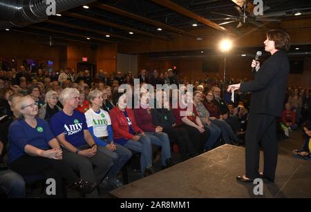 Ames, Vereinigte Staaten. Januar 2020. Demokratische Präsidentschaftskandidatin für 2020 Minnesota Senatorin Amy Klobuchar macht Bemerkungen während einer Wahlkampfveranstaltung in Ames, Iowa, Sonntag, 26. Januar 2020. Die Kandidaten kämpfen weiter vor Iowas Erstem in der Nation am 3. Februar. Foto von Mike Theiler/UPI. Credit: UPI/Alamy Live News Stockfoto