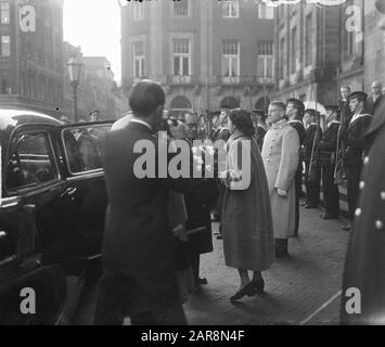 Übertragung der Souveränität an Indonesien im Königspalast am Dam Platz. Premierminister Hatta erhält Blumen Datum: 27. Dezember 1949 Ort: Amsterdam, Noord-Holland Schlüsselwörter: Internationale Akkorde persönlicher Name: Hatta, Mohammad Stockfoto