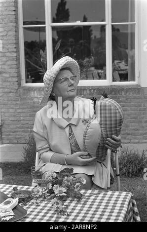 Ihre Majestät besucht Zeeland Te IJzendijke erhält Königin Juliana gefüllte Tiere Datum: 20. Juni 1968 Ort: Ijzendijke, Zeeland Schlüsselwörter: Queens persönlicher Name: Juliana, Königin Stockfoto