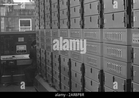 Telefonaustausch (im Inneren des Tele-Communications-Gebäudes in Amsterdam) Datum: 14. Februar 1969 Standort: Amsterdam, Noord-Holland Schlüsselwörter: Interieur Stockfoto