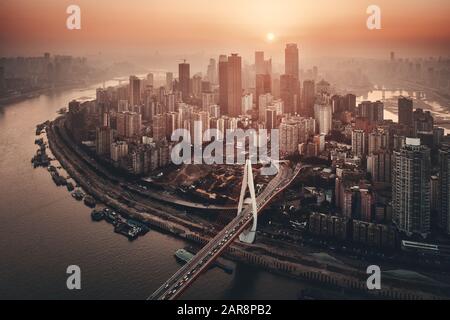 Luftaufnahme der städtischen Gebäude und Skyline der Stadt in Chongqing bei Sonnenuntergang Stockfoto