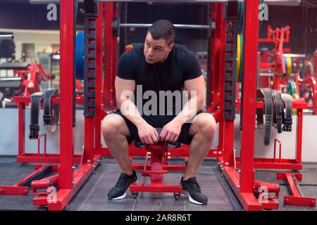 Bodybuilder ruht nach dem Training. Muskulöser Mann Ruht Nach Der Übung. Sport und Fitness. Fitness-Mann im Fitnessstudio. Stockfoto