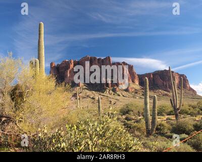 Aberglaube Mountain, Apache Junction, Arizona am späten Nachmittag. Stockfoto