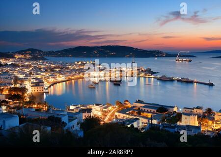 Mykonos Bay gesehen von oben bei Sonnenuntergang. Griechenland. Stockfoto