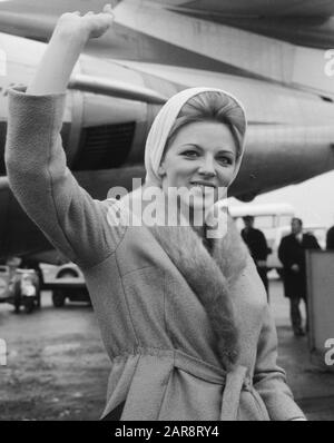 Filmschauspielerin Thea Flemming, die Niederländerin Brigitte Bardot, bei Ankunft am Flughafen Schiphol; Stockfoto