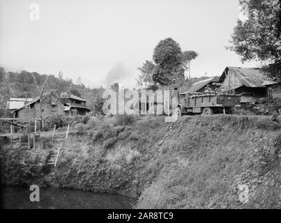 Vormarsch von Padang Während des marsches von Loeboek Selasieh nach Solok (Sumatra): Die Säule ist an Loeboek Selasieh vorbeigegangen und zieht nun in beschleunigtem Tempo in die Berge. In Richtung Solok... Datum: 20.Dezember 1948 Ort: Indonesien, Niederländische Ostindien, Sumatra Stockfoto