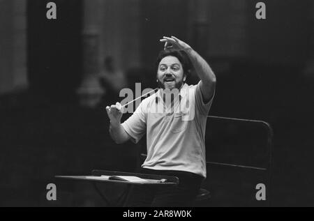 Der zukünftige Dirigent Riccardo Chailly vom Concertgebouw Orchester probt für einige Konzerte mit dem Concertgebouw Orchester; Riccardo Chailly leitet/Datum: 13. August 1986 Schlüsselwörter: Konzerte, Dirigenten persönlicher Name: Chai, Riccardo Stockfoto