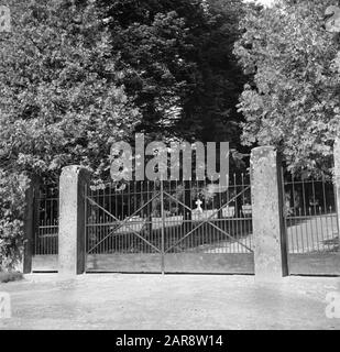 Hohenloher Land Eingangstor zum Familienfriedhof bei Schloss Langenburg mit Grab des Prinzen August Wilhelm von Preßburg Datum: 1954 Standort: Baden-Württemberg, Deutschland, Langenburg, Westdeutschland Stichwörter: Friedhöfe, Gräber, Tore Personenname: August Wilhelm, Prinz von Pressen Stockfoto