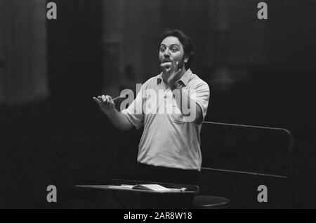 Der zukünftige Dirigent Riccardo Chailly vom Concertgebouw Orchester probt für einige Konzerte mit dem Concertgebouw Orchester; Riccardo Chailly leitet Datum: 13. August 1986 Schlüsselwörter: Konzerte, Dirigenten persönlicher Name: Chai, Riccardo Stockfoto