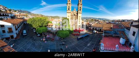 Taxco, Mexico-22. Dezember 2019: Panoramaaussicht auf die Kirche Santa Prisca de Taxco (Parroquia de Santa Prisca) auf der zentralen plaza von Taxco histo Stockfoto