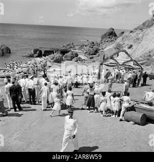 Niederländische Antillen und Suriname zum Zeitpunkt des königlichen Besuchs von Königin Juliana und Prinz Bernhard im Jahr 1955 Zuschauer bei der Abreise des Königspaares von Saba Datum: 26. Oktober 1955 Ort: Niederländische Antillen, Saba Schlüsselwörter: Königliche Besuche, Strände Stockfoto