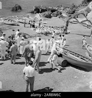 Niederländische Antillen und Suriname zum Zeitpunkt des königlichen Besuchs von Königin Juliana und Prinz Bernhard im Jahr 1955 Zuschauer bei der Abreise des Königspaares von Saba Datum: 26. Oktober 1955 Ort: Niederländische Antillen, Saba Schlüsselwörter: Königliche Besuche, Strände Stockfoto