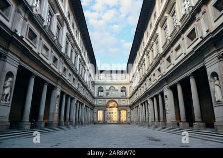 Die Galerie der Uffizien in Piazzale Degli Uffizi in Florenz Italien. Stockfoto