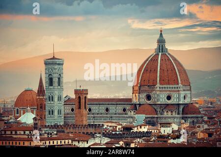 Kathedrale von Florenz mit Skyline der Stadt von Piazzale Michelangelo bei Sonnenuntergang betrachtet Stockfoto