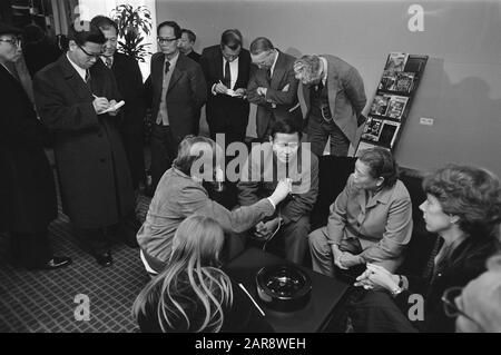 Die Erlaubnis der niederländischen Regierung, U-Boote nach Taiwan zu liefern, führte zu einer vorzeitigen Abreise der chinesischen Handelsdelegation. Delegationsleiter Guo Jian spricht mit der Presse über einen Dolmetscher Datum: 1. Dezember 1980 Standort: Noord-Holland, Schiphol Schlüsselwörter: Handel, Pressekonferenzen, Übersetzer persönlicher Name: Smit-Kroes, Neelie Stockfoto