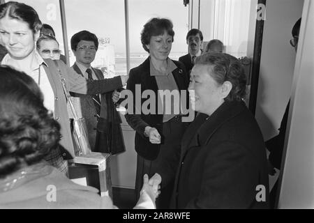 Die Erlaubnis der niederländischen Regierung, U-Boote nach Taiwan zu liefern, führte zu einer vorzeitigen Abreise der chinesischen Handelsdelegation. Staatssekretärin Neelie Smit-Kroes und Delegationsleiterin Guo Jian Datum: 1. Dezember 1980 Ort: Noord-Holland, Schiphol Schlüsselwörter: Handel, Staatssekretär Stockfoto