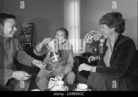 Die Erlaubnis der niederländischen Regierung, U-Boote nach Taiwan zu liefern, führte zu einer vorzeitigen Abreise der chinesischen Handelsdelegation. Staatssekretärin Neelie Smit-Kroes und Delegationsleiter Guo Jia, die ein Erinnerungsdatum zeigt: 1. Dezember 1980 Ort: Noord-Holland, Schiphol Schlüsselwörter: Handel, Staatssekretäre Stockfoto