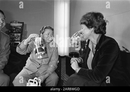 Die Erlaubnis der niederländischen Regierung, U-Boote nach Taiwan zu liefern, führte zu einer vorzeitigen Abreise der chinesischen Handelsdelegation. Staatssekretärin Neelie Smit-Kroes und Delegationsleiter Guo Jia, die ein Erinnerungsdatum zeigt: 1. Dezember 1980 Ort: Noord-Holland, Schiphol Schlüsselwörter: Handel, Staatssekretäre Stockfoto