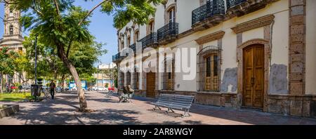 Guadalajara, Jalisco, Mexiko - 23. November 2019: Der Blick vom Reforma-Garten auf Den Tempel San Jose De Garcia Stockfoto