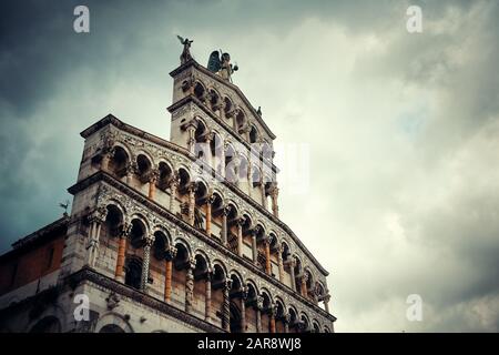 Die Kirche von San Pietro Somaldi und Campanile Fassade Closeup in Lucca Italien Stockfoto