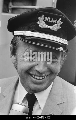 Zeigen Sie Hermans zum ersten Mal fliegt. Vorstellung mit der Obergrenze des Piloten bei Ankunft in Schiphol Datum: 19. Juni 1968 Ort: Noord-Holland, Schiphol Schlüsselwörter: Ankünfte, Piloten persönlicher Name: Hermans, Vorstellung Stockfoto